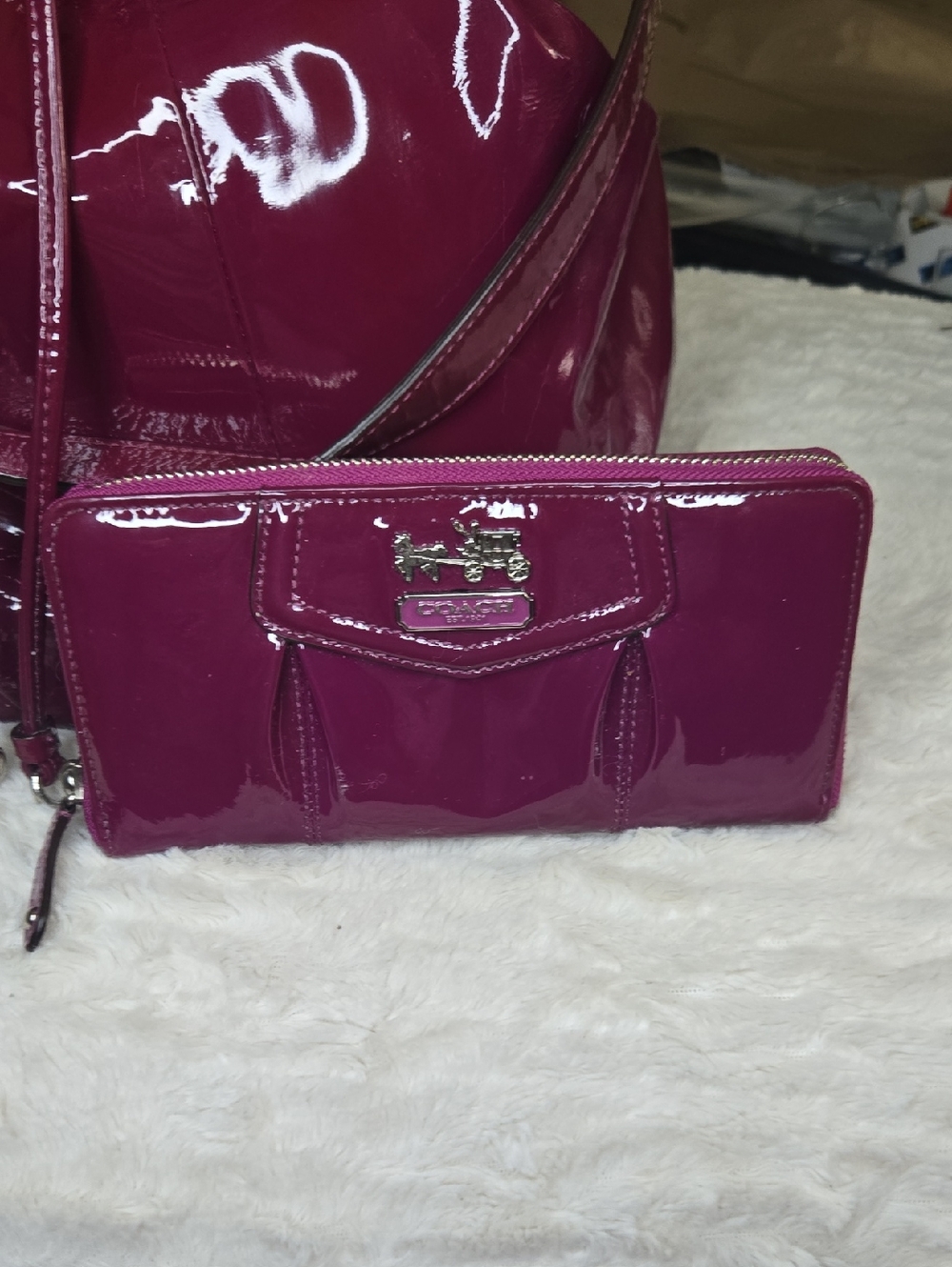 Coach Patent Leather Drawstring Hobo in Fushsia With Matching Wallet In Pristine - Picture 2 of 16